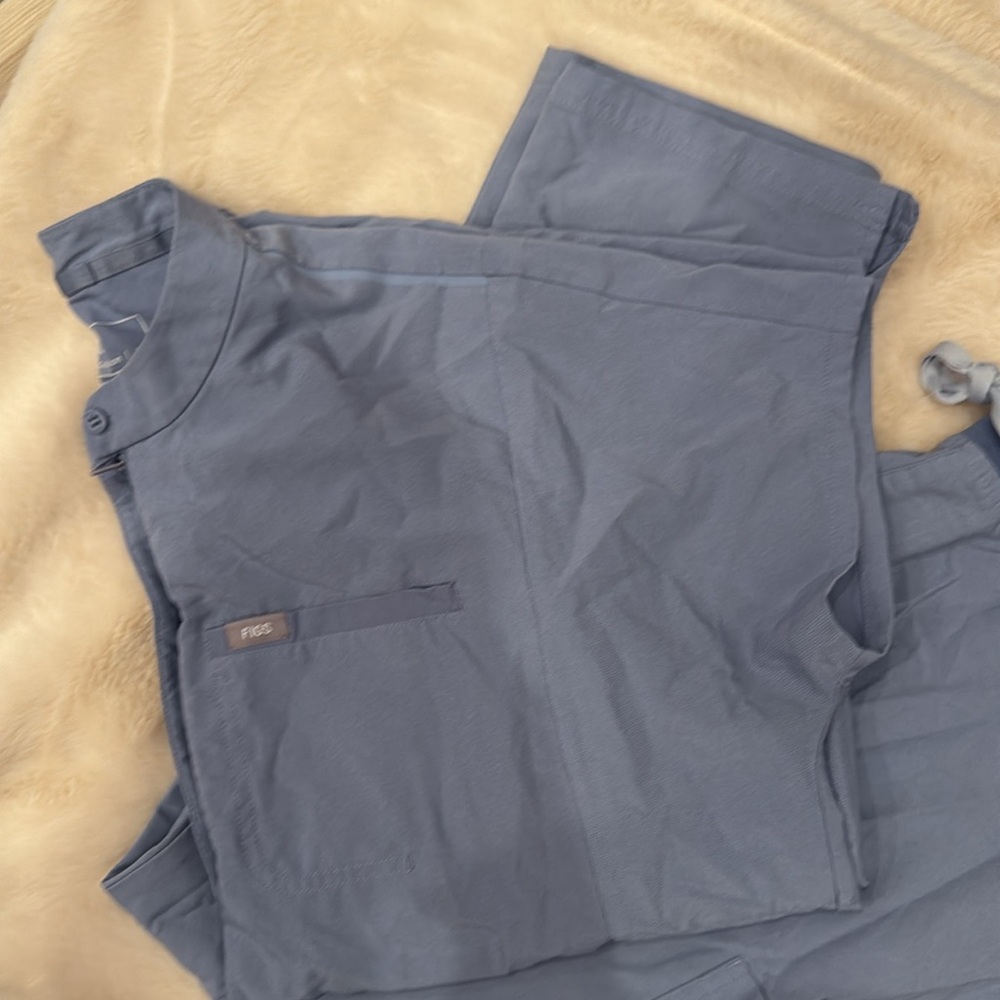 Figs Uniform! Large Tops and XL Bottoms - Picture 3 of 4